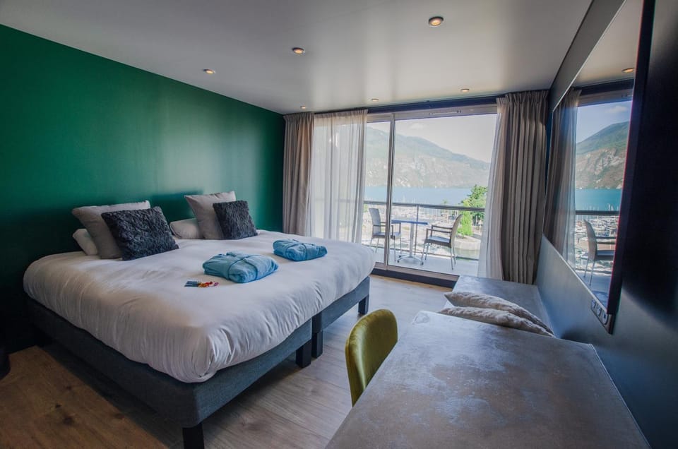 Hot Tub, Sauna, TV and multimedia, Photo of the whole room, Bedroom, Lake view