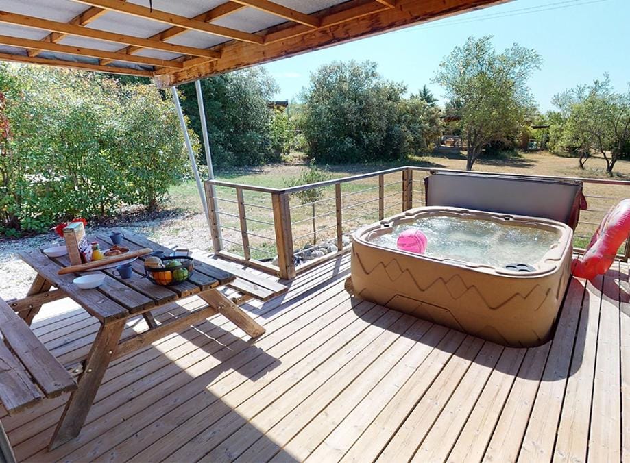 Camping Les Hautes Prairies Hotel in Lourmarin