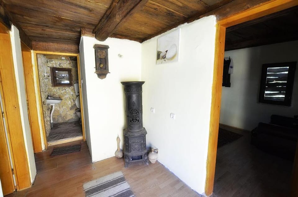 Pivnice Radosavljević - Ljubina brvnara Bed and Breakfast in Serbia