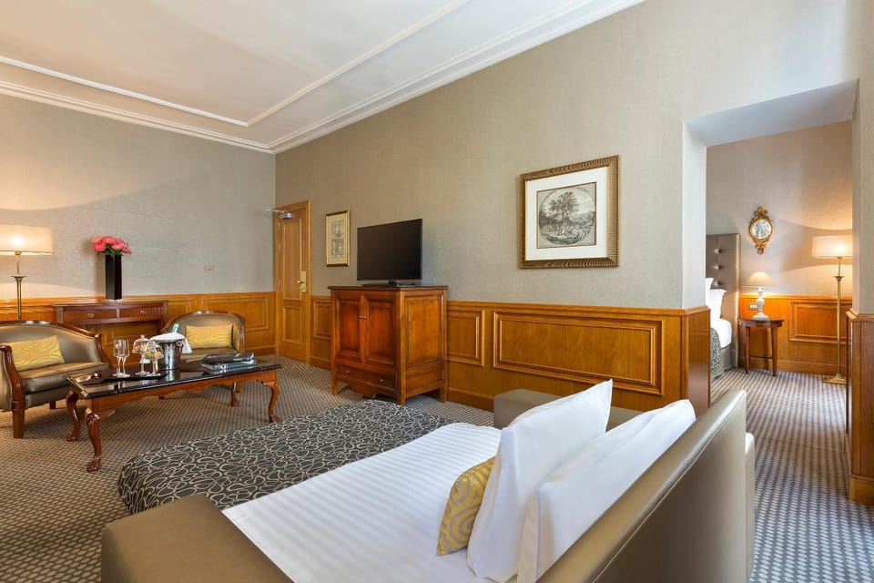 Bed, TV and multimedia, Living room, Bedroom, Drinks