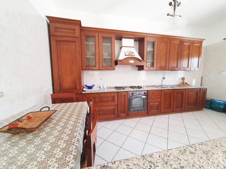 Kitchen or kitchenette, Communal kitchen, pet friendly, stove, kitchen, kitchen