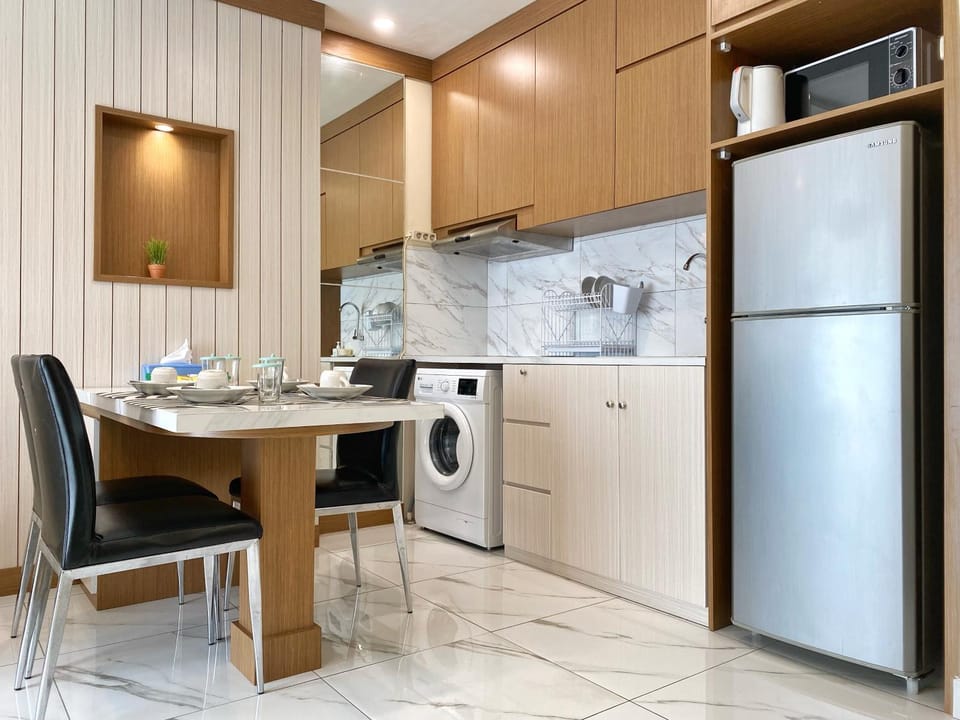 Kitchen or kitchenette, Dining area, stove, washing machine