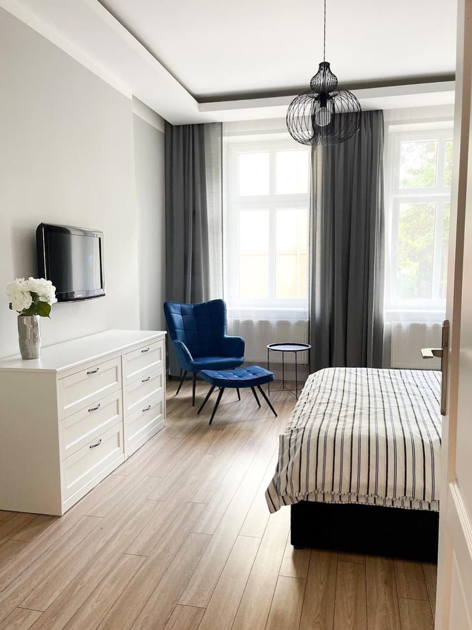 Bed, TV and multimedia, Photo of the whole room, Seating area, Bedroom