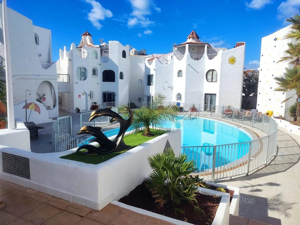 Swimming pool, sunbed