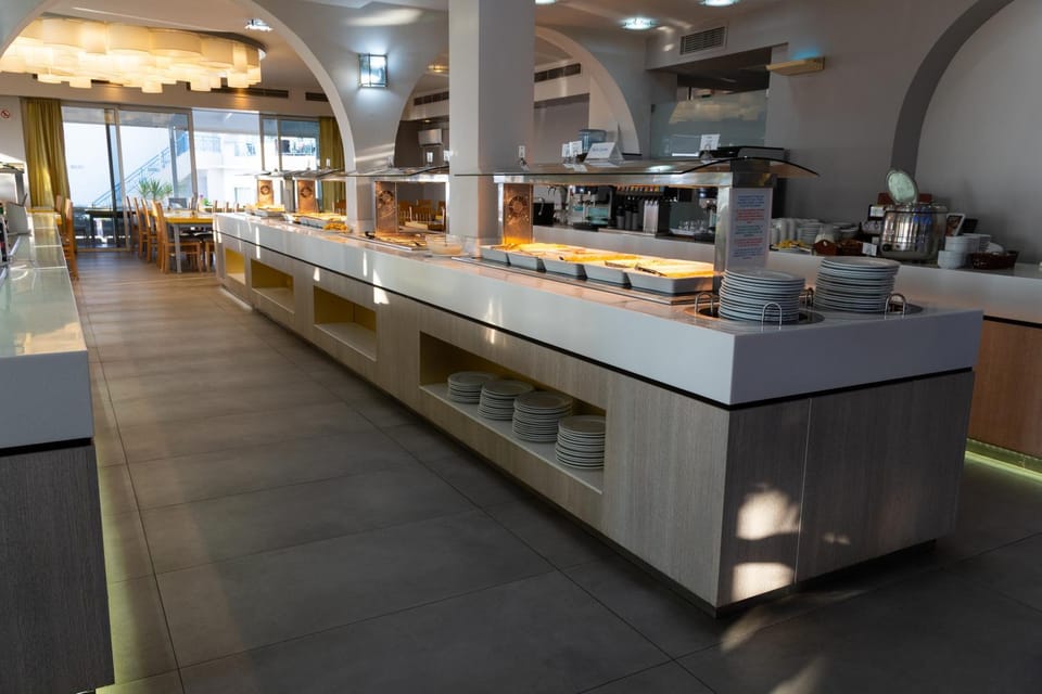 Kitchen or kitchenette, Buffet breakfast