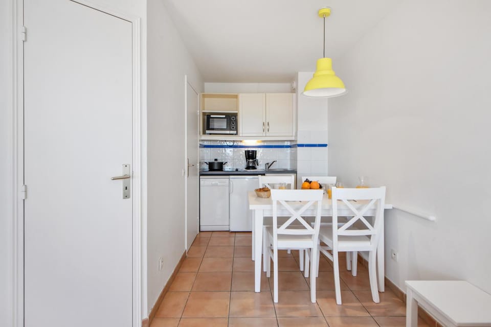 Kitchen or kitchenette, Living room, Seating area, Dining area, minibar, oven, stove, toaster