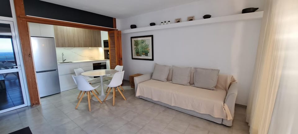 Kitchen or kitchenette, Seating area, Dining area