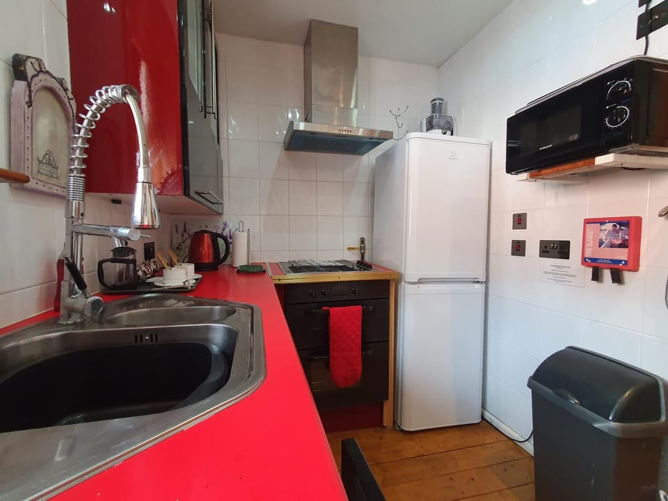 Kitchen or kitchenette, oven