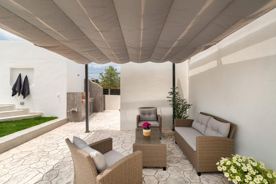 Van Loui's II Place House in Islands