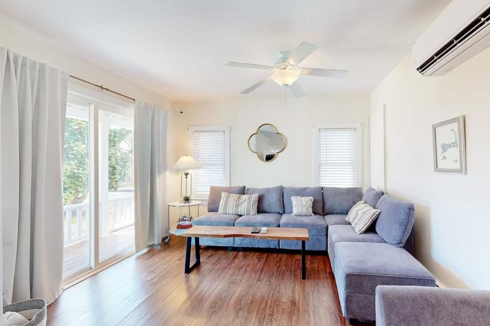 Oak Bluffs Cottage House in Tisbury