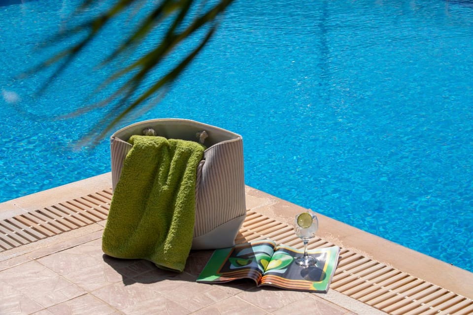 Swimming pool, sunbed, towels