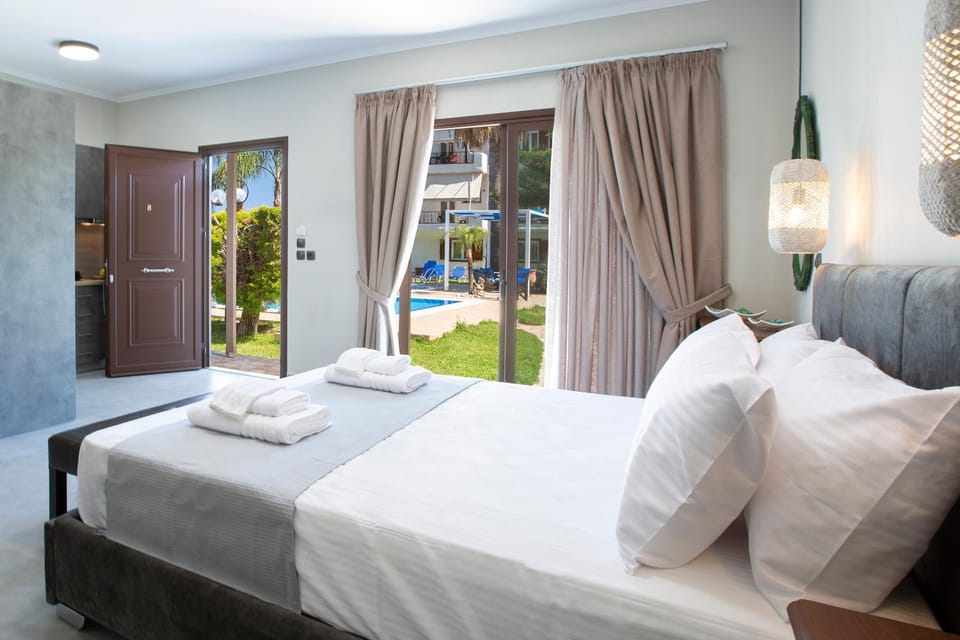 Bed, Garden view, Pool view