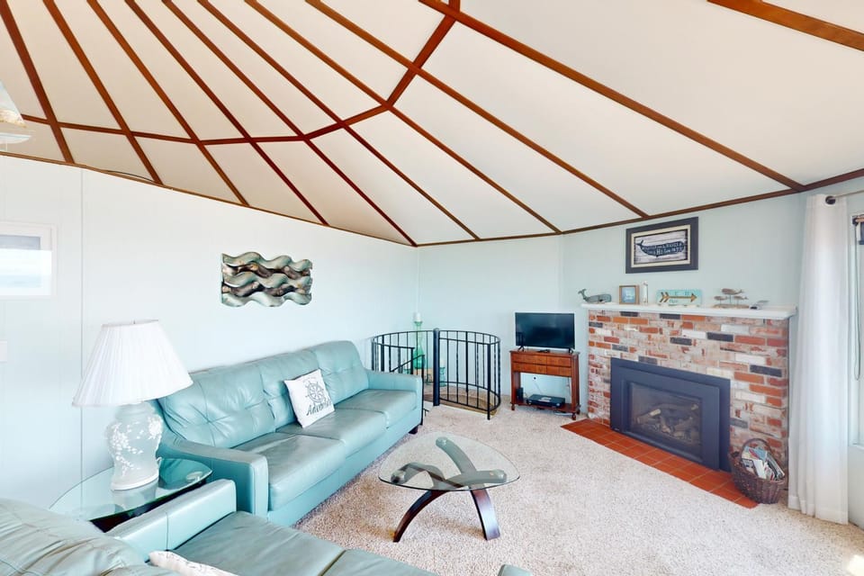 A Whale of a View! House in Lincoln Beach