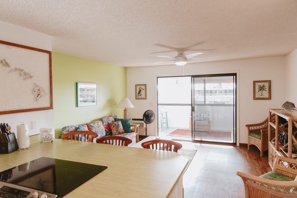 TV and multimedia, Living room, Dining area, fireplace, air conditioner