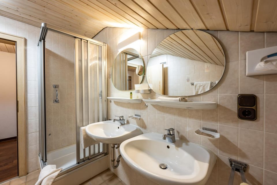 Shower, Bathroom, towels