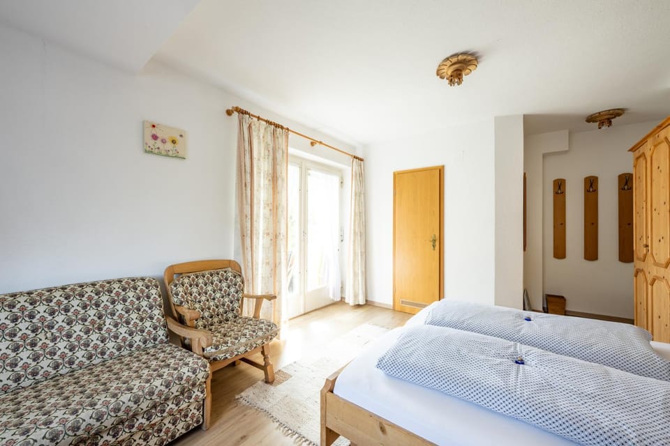 Bed, Photo of the whole room, Seating area, Bedroom