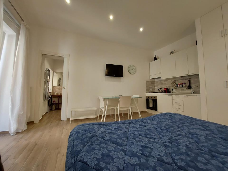 TV and multimedia, Living room, Photo of the whole room, Seating area, Dining area