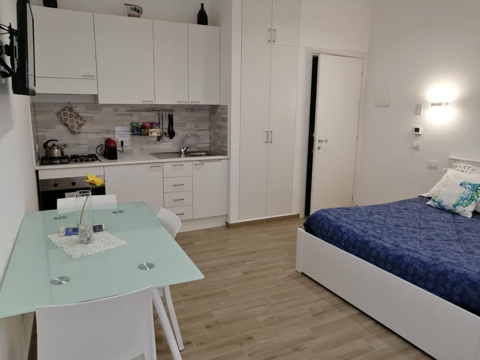 Kitchen or kitchenette, Dining area, Bedroom