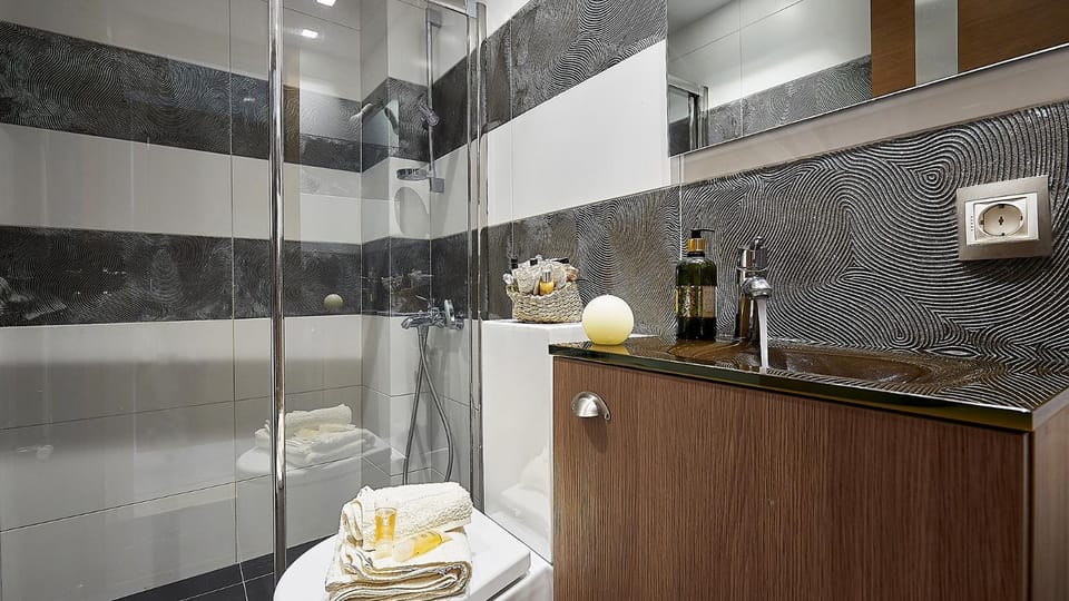 Shower, Toilet, Bathroom, Photo of the whole room, Decorative detail