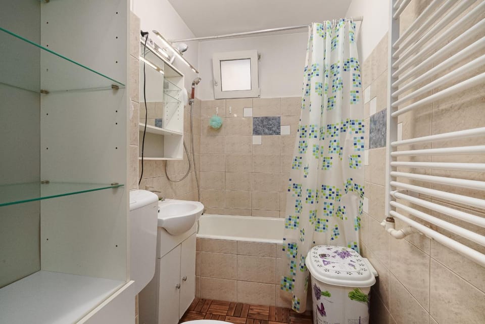 Shower, Toilet, Bathroom, Bath, towels