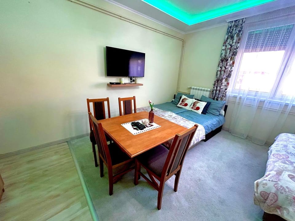 Bed, TV and multimedia, Photo of the whole room, Dining area, Bedroom
