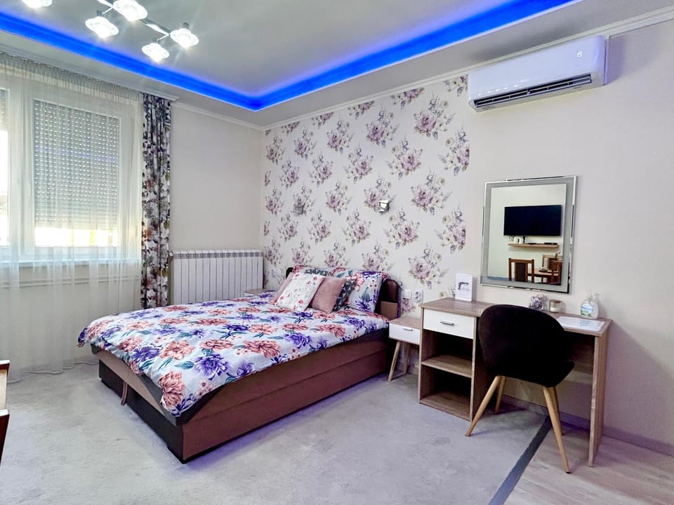 Bed, Photo of the whole room, Seating area, Bedroom, air conditioner
