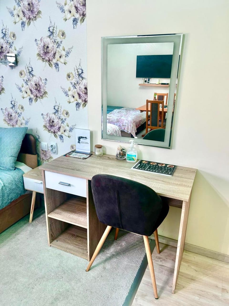 Photo of the whole room, Seating area, Bedroom