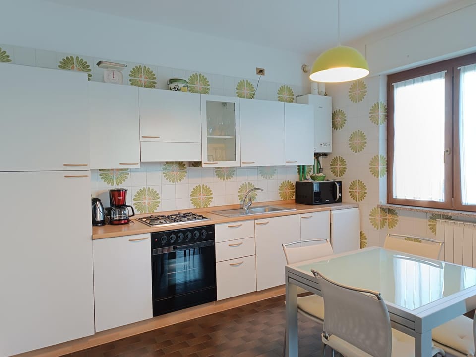 Kitchen or kitchenette, Dining area, minibar