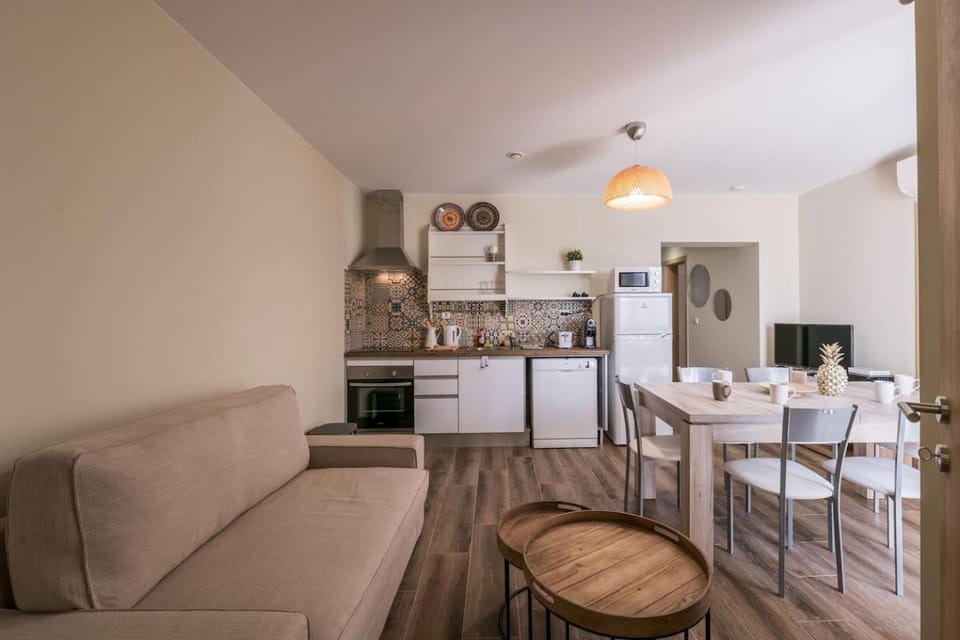 Kitchen or kitchenette, Living room, Seating area, Dining area