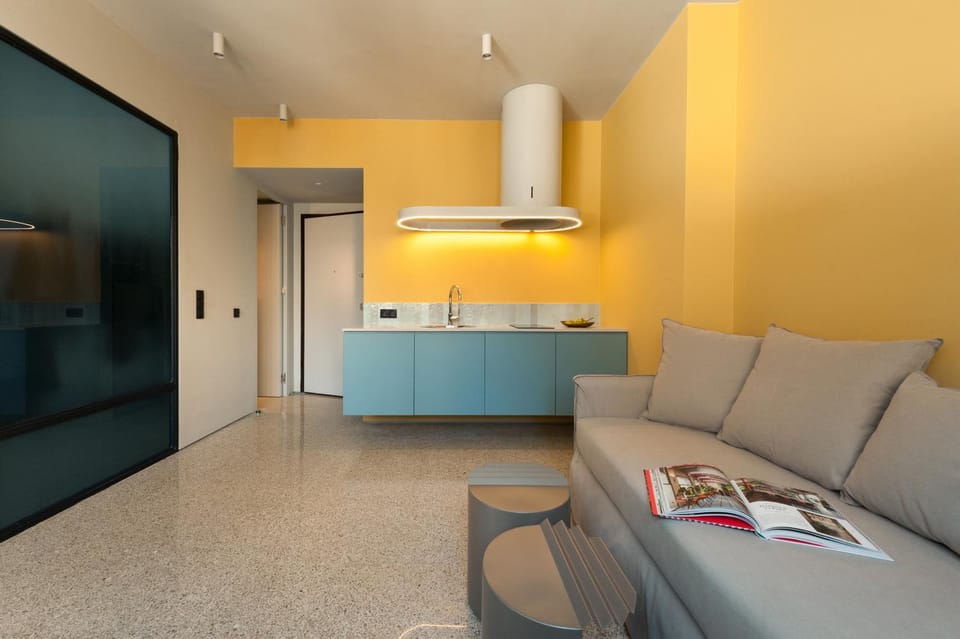Kitchen or kitchenette, Living room, Seating area, Dining area