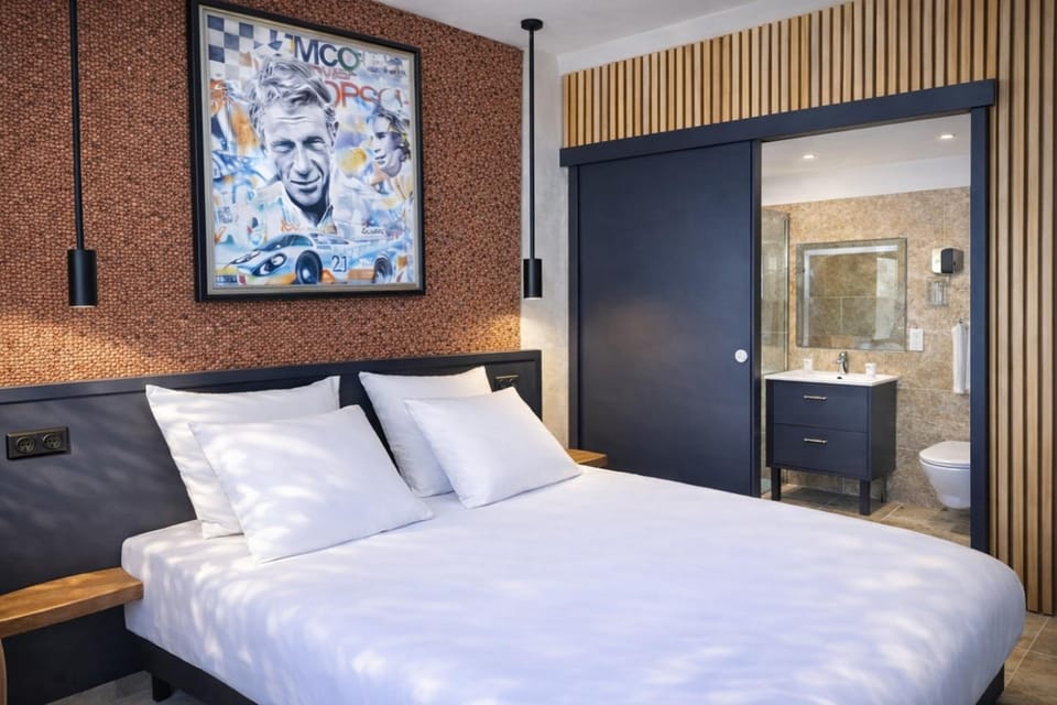 Bed, TV and multimedia, Photo of the whole room, Decorative detail, Bedroom