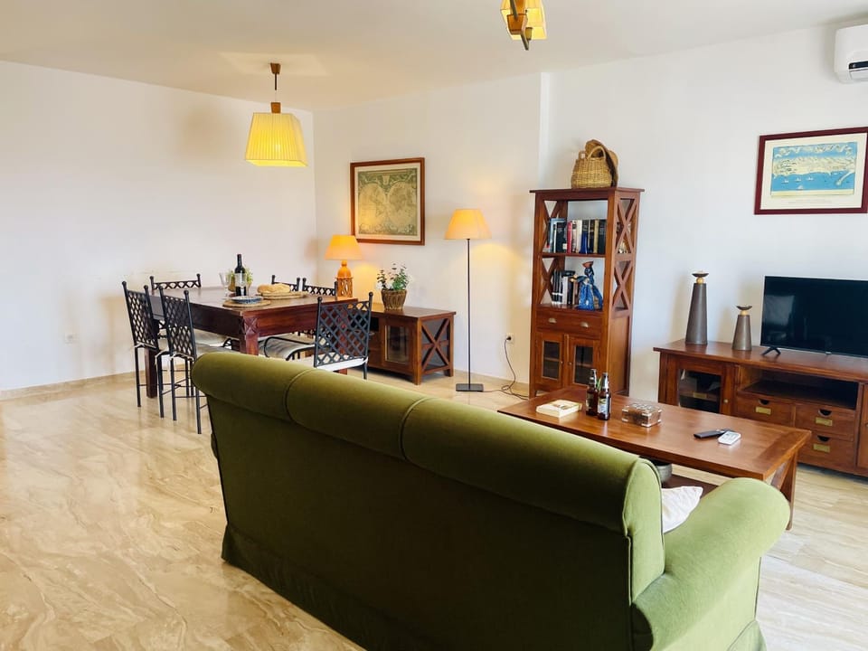 Communal lounge/ TV room, TV and multimedia, Living room, Dining area