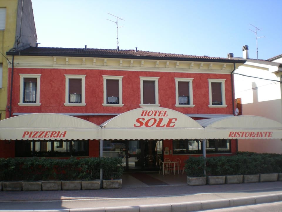 Facade/entrance