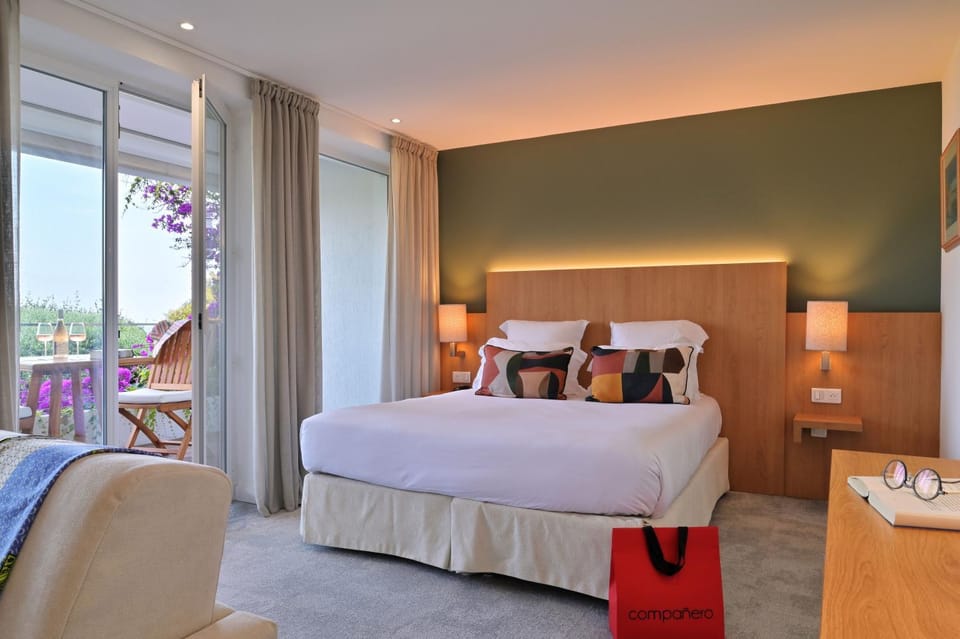 Restaurant/places to eat, TV and multimedia, Living room, Seating area, Garden view, Pool view, Sea view, Swimming pool, Breakfast