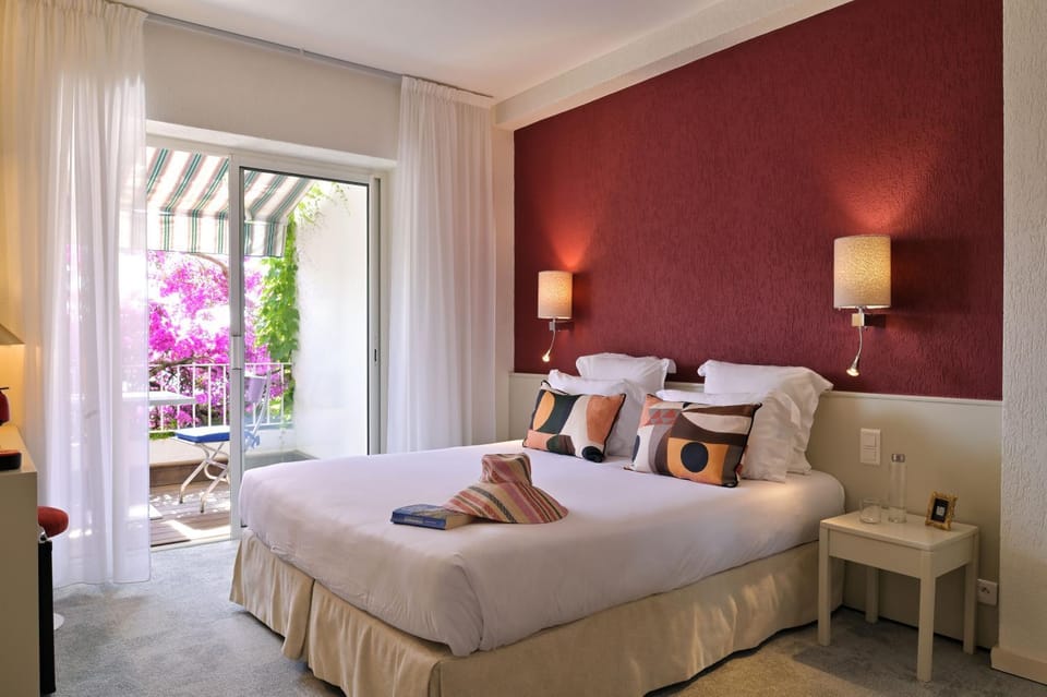 Bed, View (from property/room), View (from property/room), Dining area, Garden view, Garden view, Pool view, Pool view, Sea view, Sea view