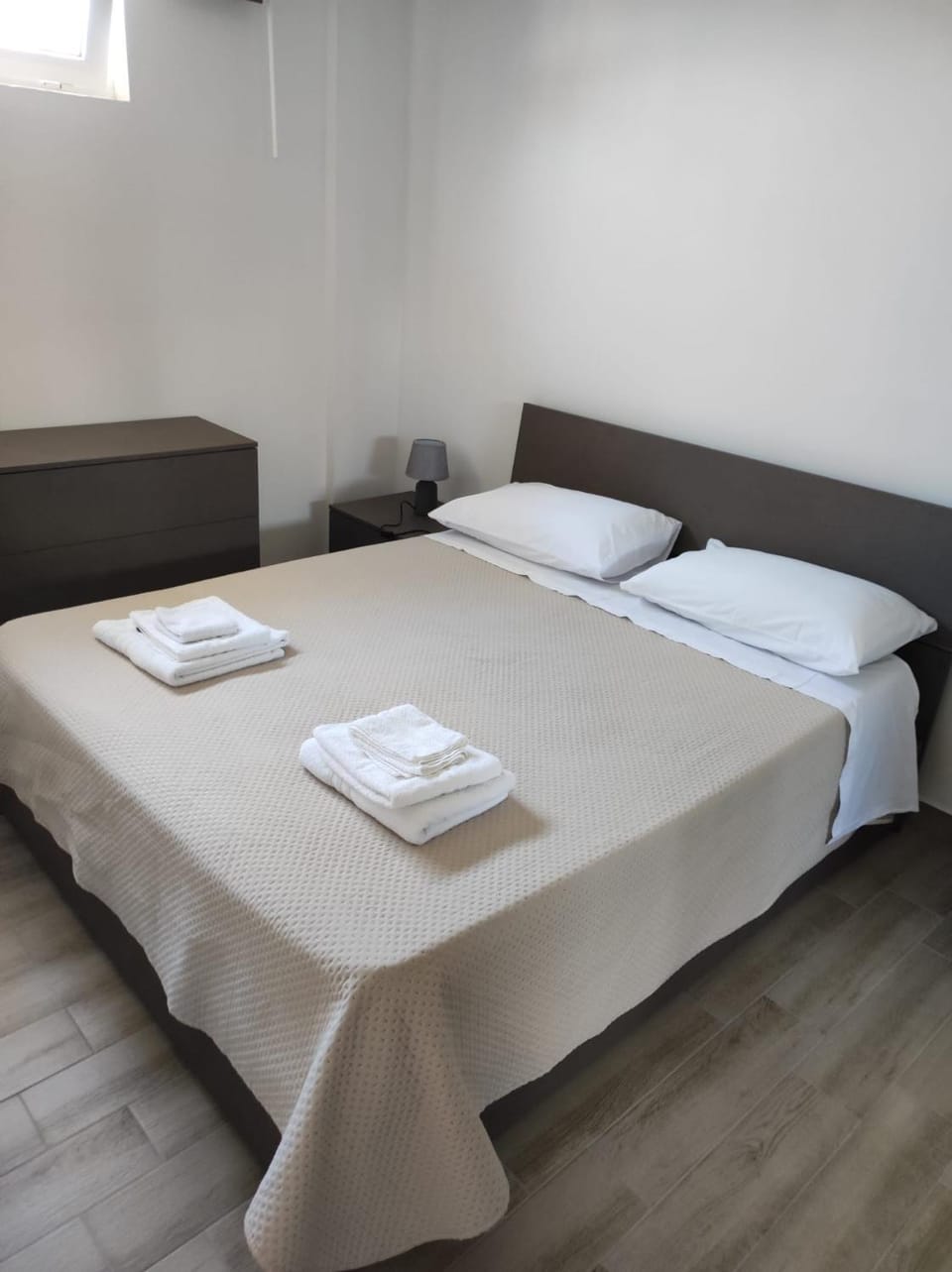 Bed, Photo of the whole room, Bedroom, towels