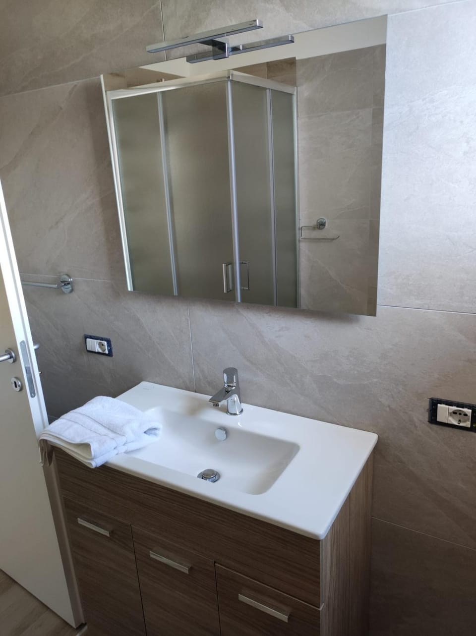 Bathroom, towels