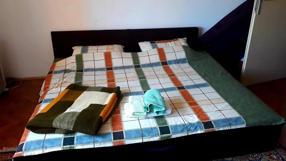 Bed, Living room, Photo of the whole room, Seating area