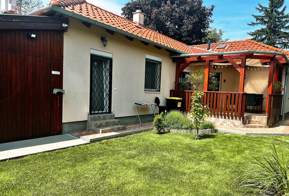Property building, Garden, Balcony/Terrace