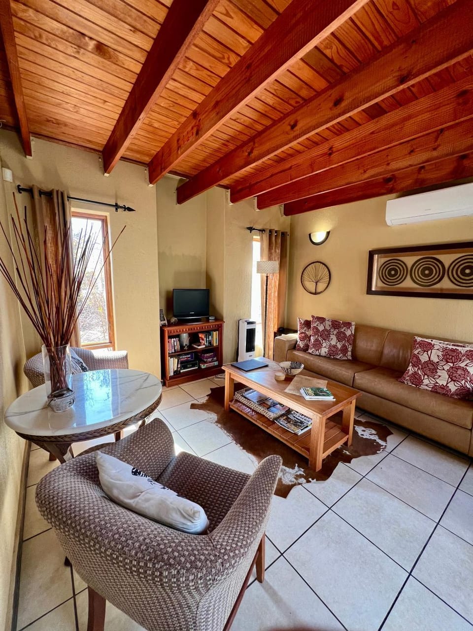Communal lounge/ TV room, TV and multimedia, Living room, Evening entertainment, air conditioner