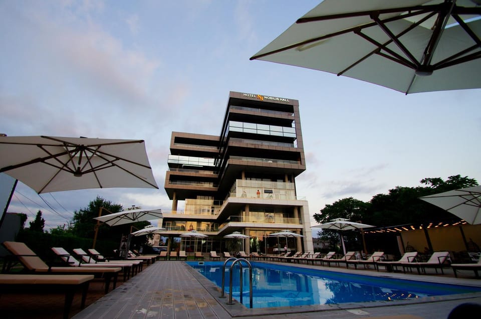 Property building, Restaurant/places to eat, Restaurant/places to eat, Dining area, Swimming pool, Breakfast, Time of day, Parking