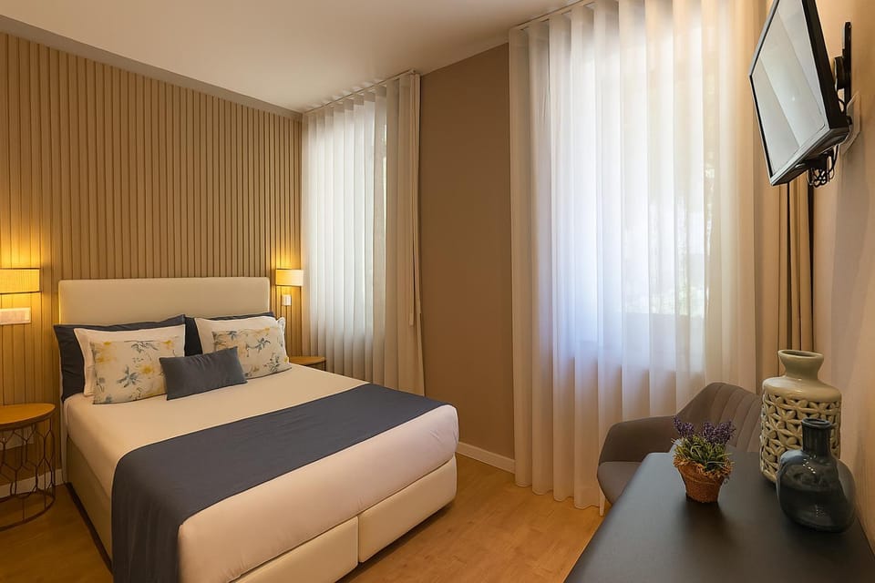 Bed, TV and multimedia, Seating area