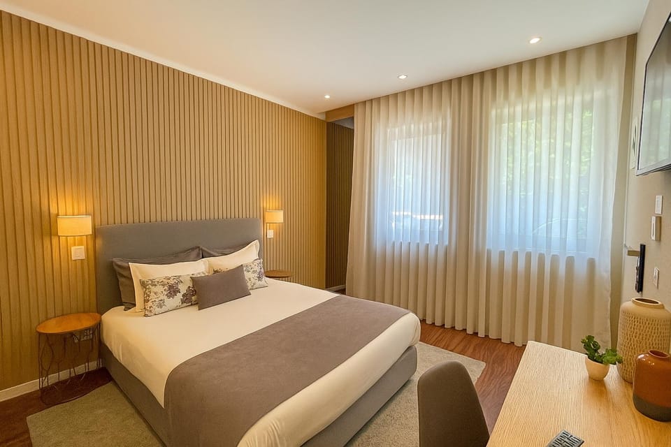 Bed, TV and multimedia, Seating area