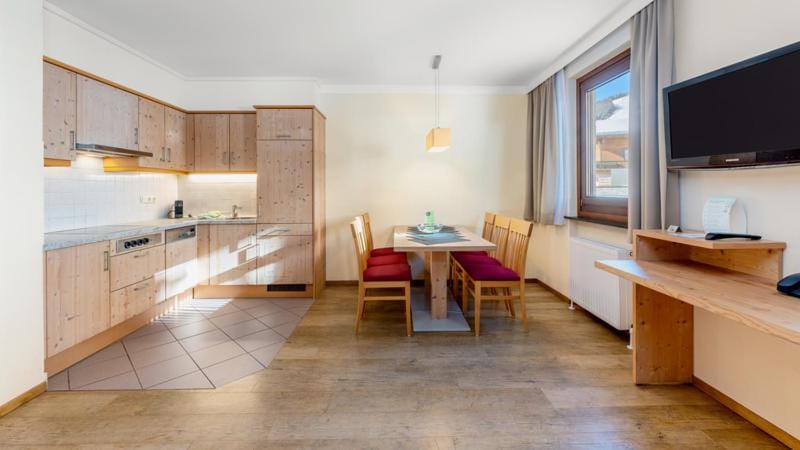 Dining area, kitchen