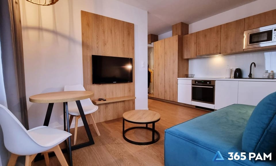 TV and multimedia, Kitchen or kitchenette, Living room, Seating area, Dining area, oven, stove