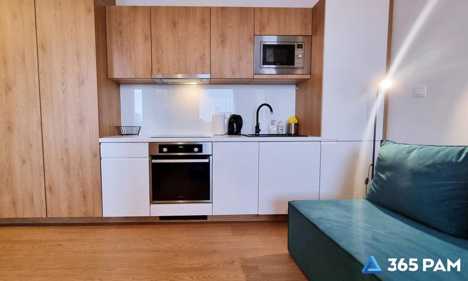 Coffee/tea facilities, Kitchen or kitchenette, Living room, Seating area, oven, stove