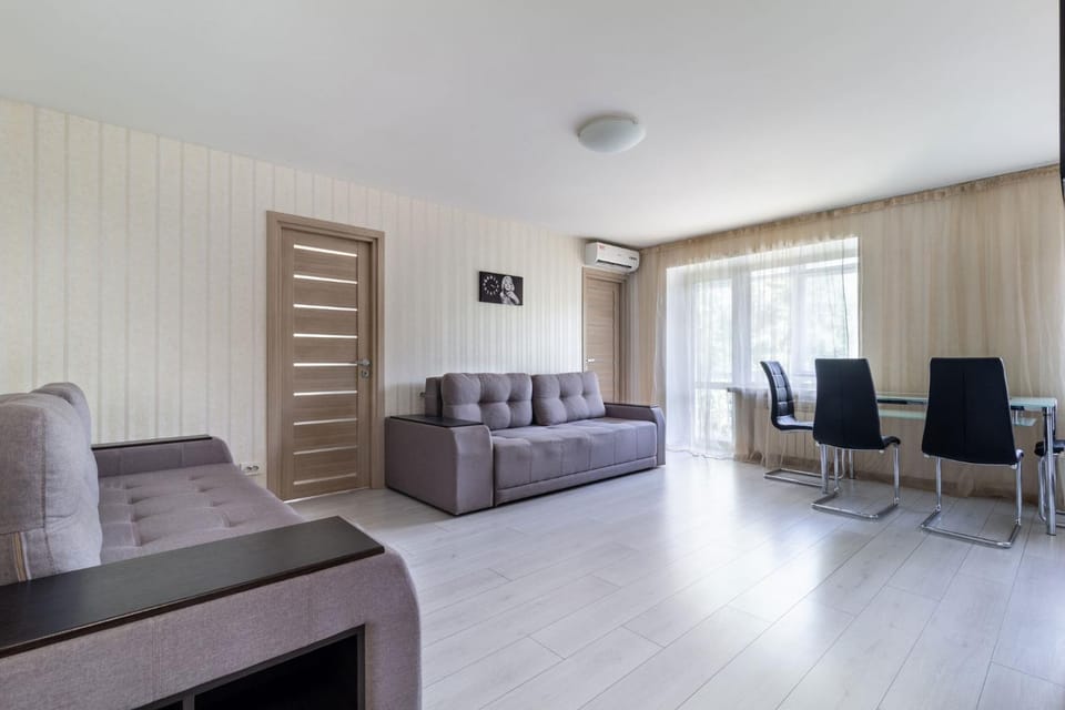 Kitchen or kitchenette, Living room, Seating area, Dining area