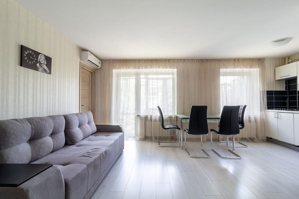 Kitchen or kitchenette, Living room, Seating area, Dining area