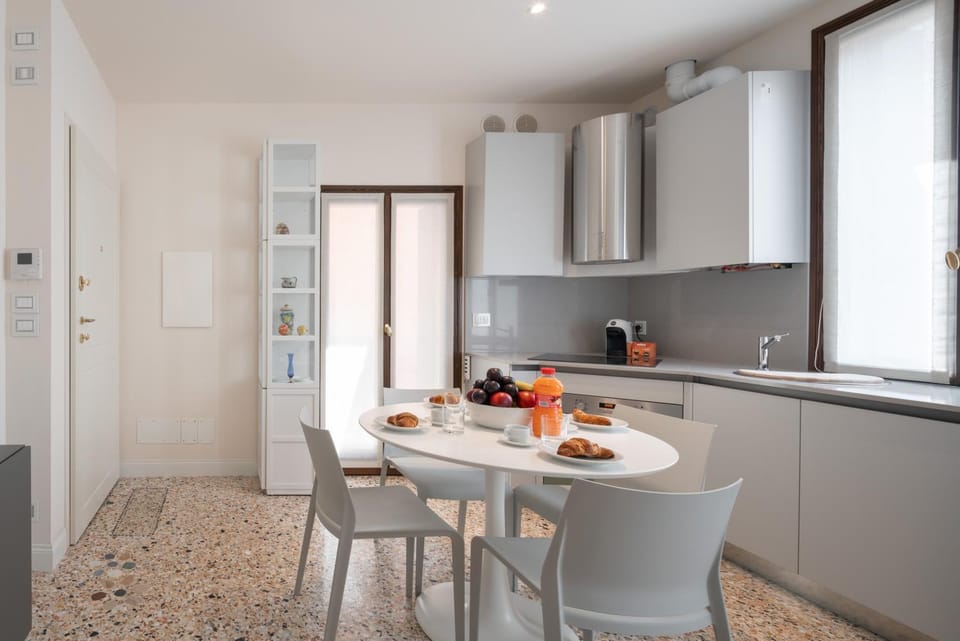 Kitchen or kitchenette, Dining area, Communal kitchen