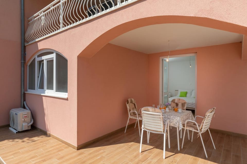 Facade/entrance, Balcony/Terrace